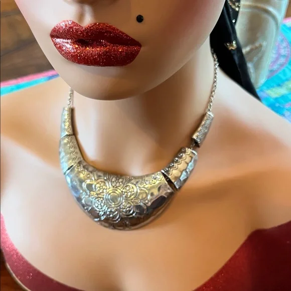 Chico's Silver Floral Engraved Necklace - Picture 4 of 11